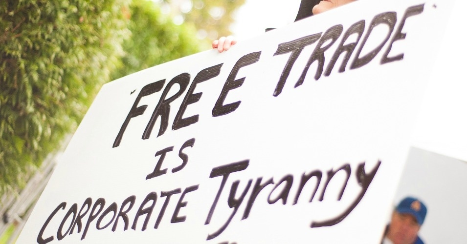 People gather at Peace Arch Park in 2012 to oppose the U.S.-led Trans Pacific Partnership agreement (TPP). (Photo: Caelie_Frampton/flickr/cc)