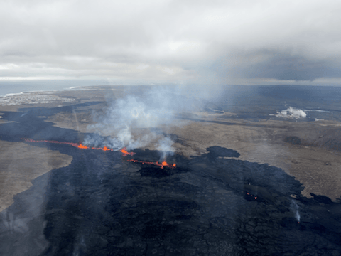 Overview photo of the eruption centers taken in flight March 20,  2024. Visible are all the active craters and a lava flow from them to the south. In the background on the left, you can see Grindavíkurbær, and on the right, you can see Svartsengi (Photo: Birgir V. Óskarsson - Natural Science Foundation)